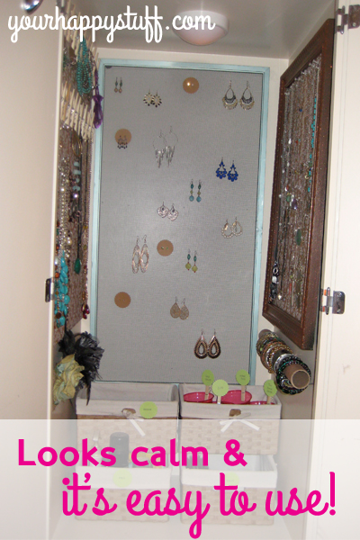 Yourhappystuff.com Looks calm and it's easy to use. 3 panels of framed DIY jewelry storage along with baskets. 